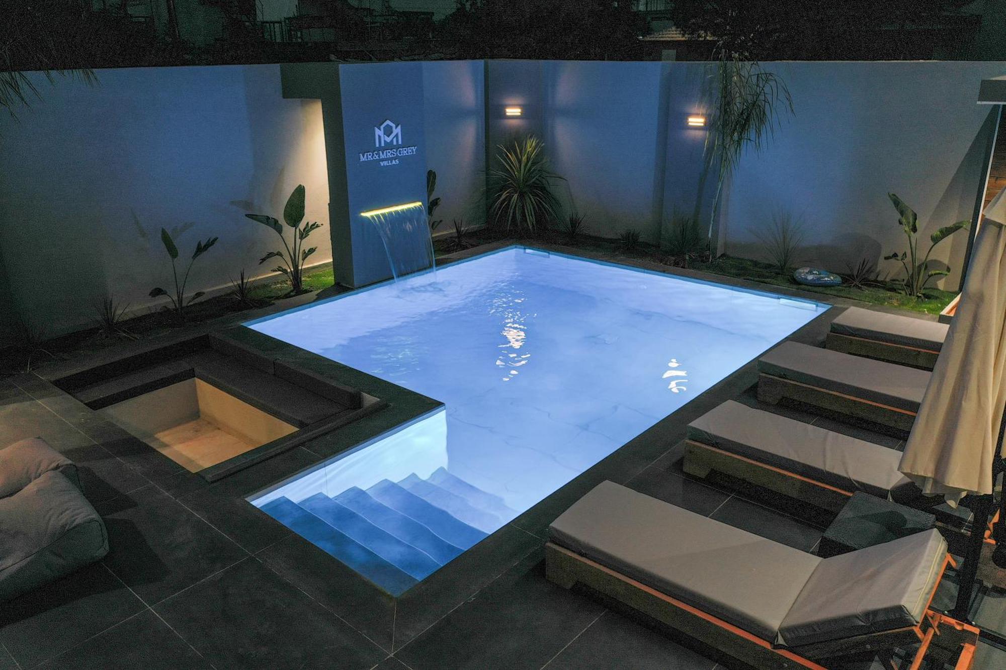 μr & μrs Grey Villa *