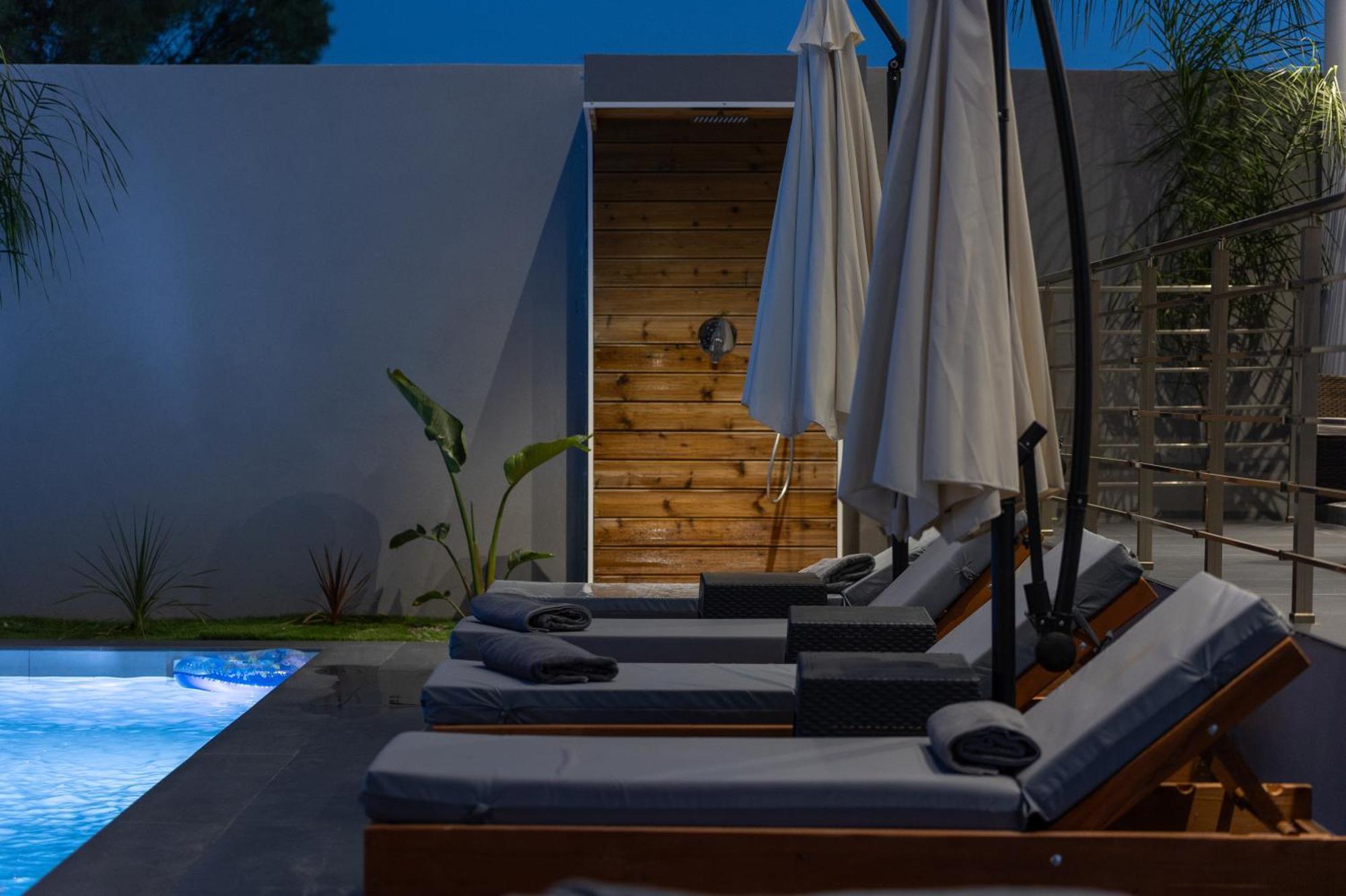μr & μrs Grey Villa *