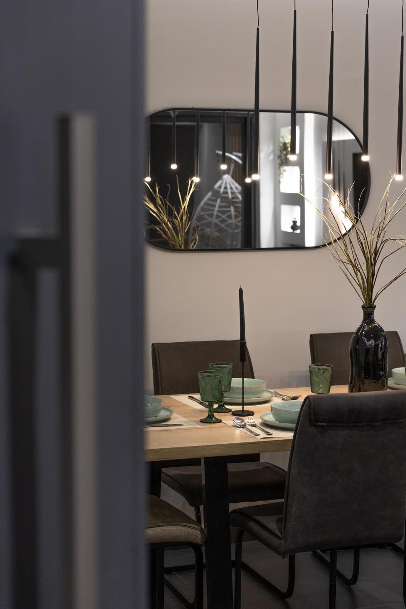 μr & μrs Grey Villa *