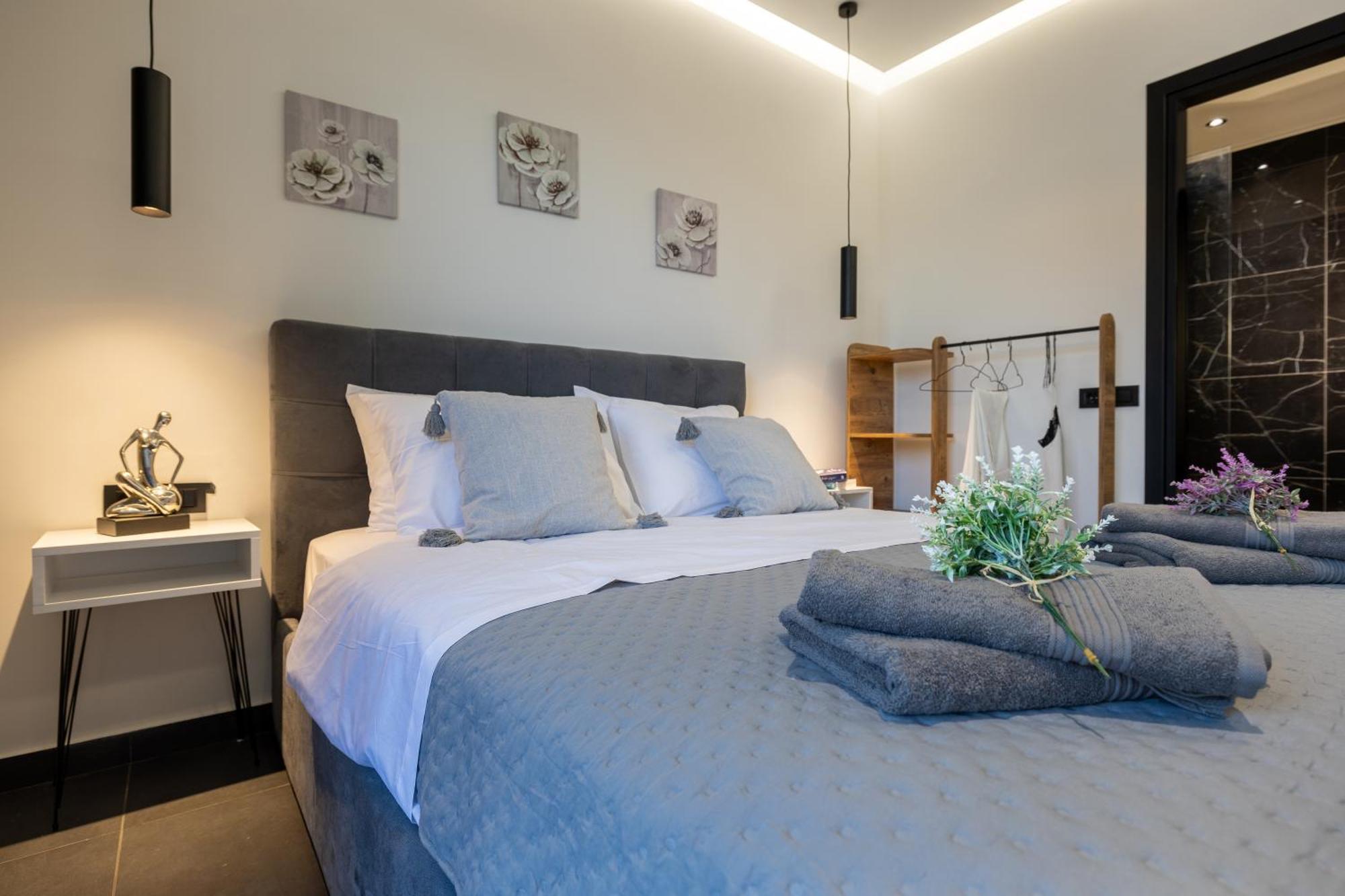 μr & μrs Grey Villa *